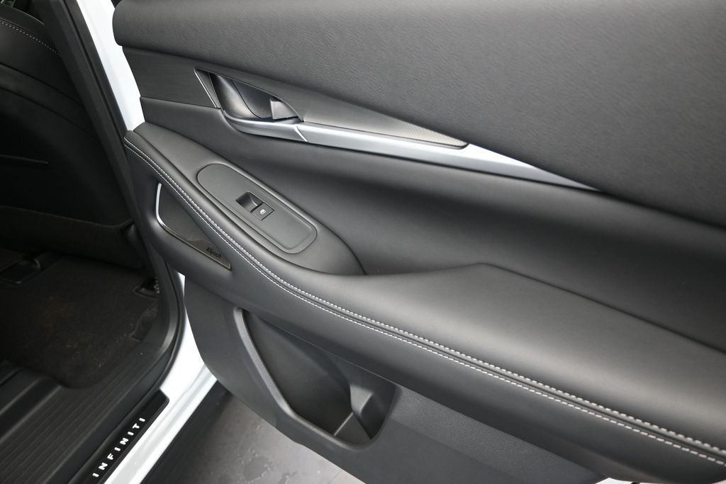New 2027 2T RAD WHT INFINITI Sport AWD image 22