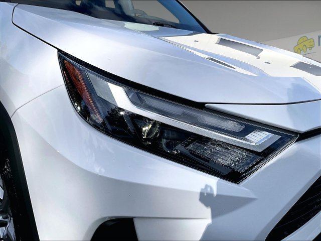Used 2025 White Toyota XLE image 31