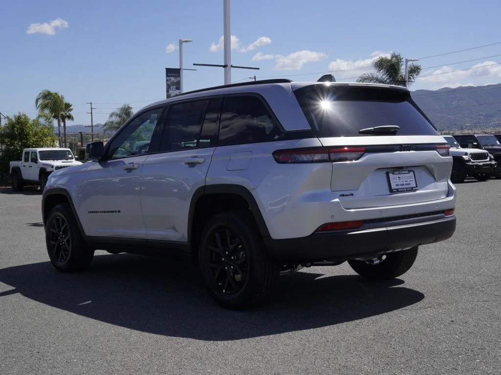 New 2026 Silver Zynith Exterior Paint Jeep Laredo Altitude image 5