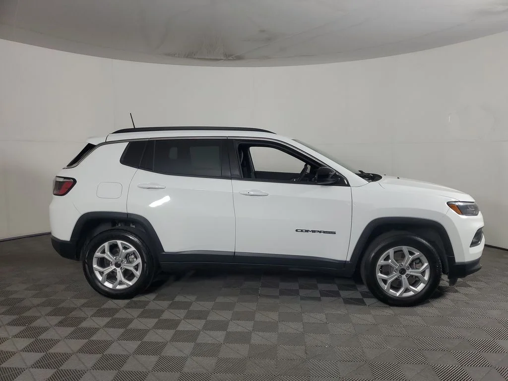 Used 2025 White Jeep Latitude image 3