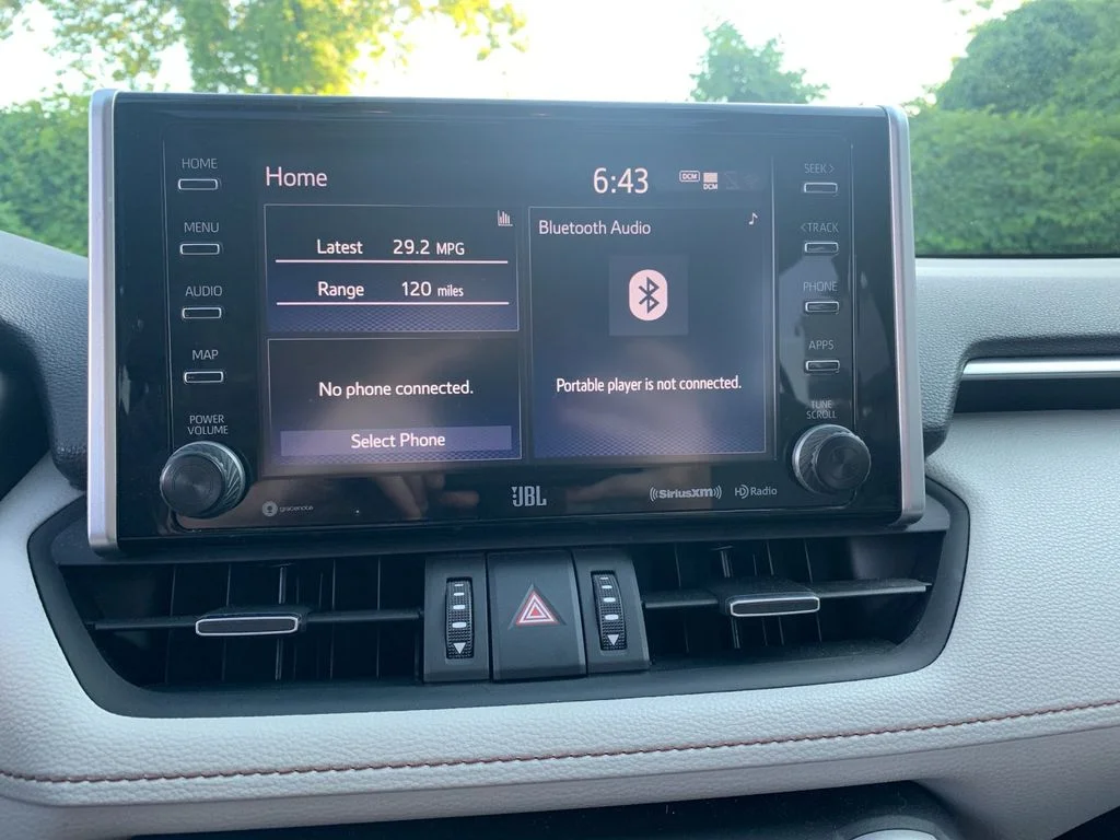 Used 2020  Toyota XLE Premium image 23