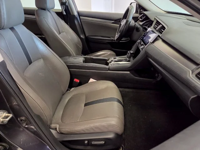 Used 2017  Honda Touring image 17