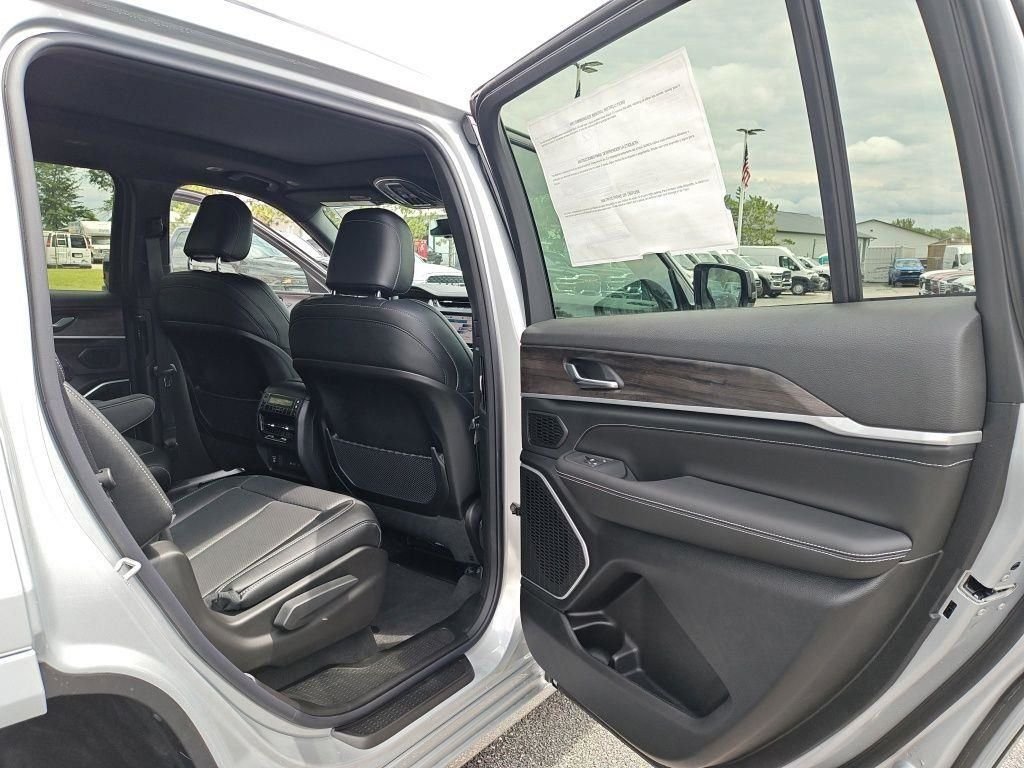 New 2026 Silver Zynith Exterior Paint Jeep Limited Reserve image 36