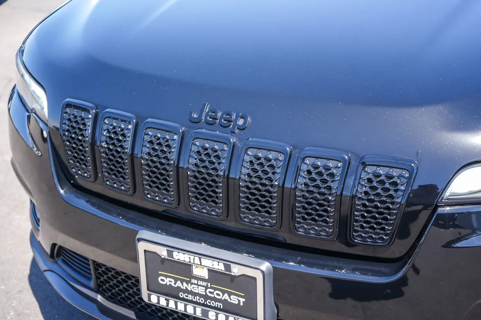 Used 2021 Diamond Black Crystal Pearlcoat Jeep Altitude image 5