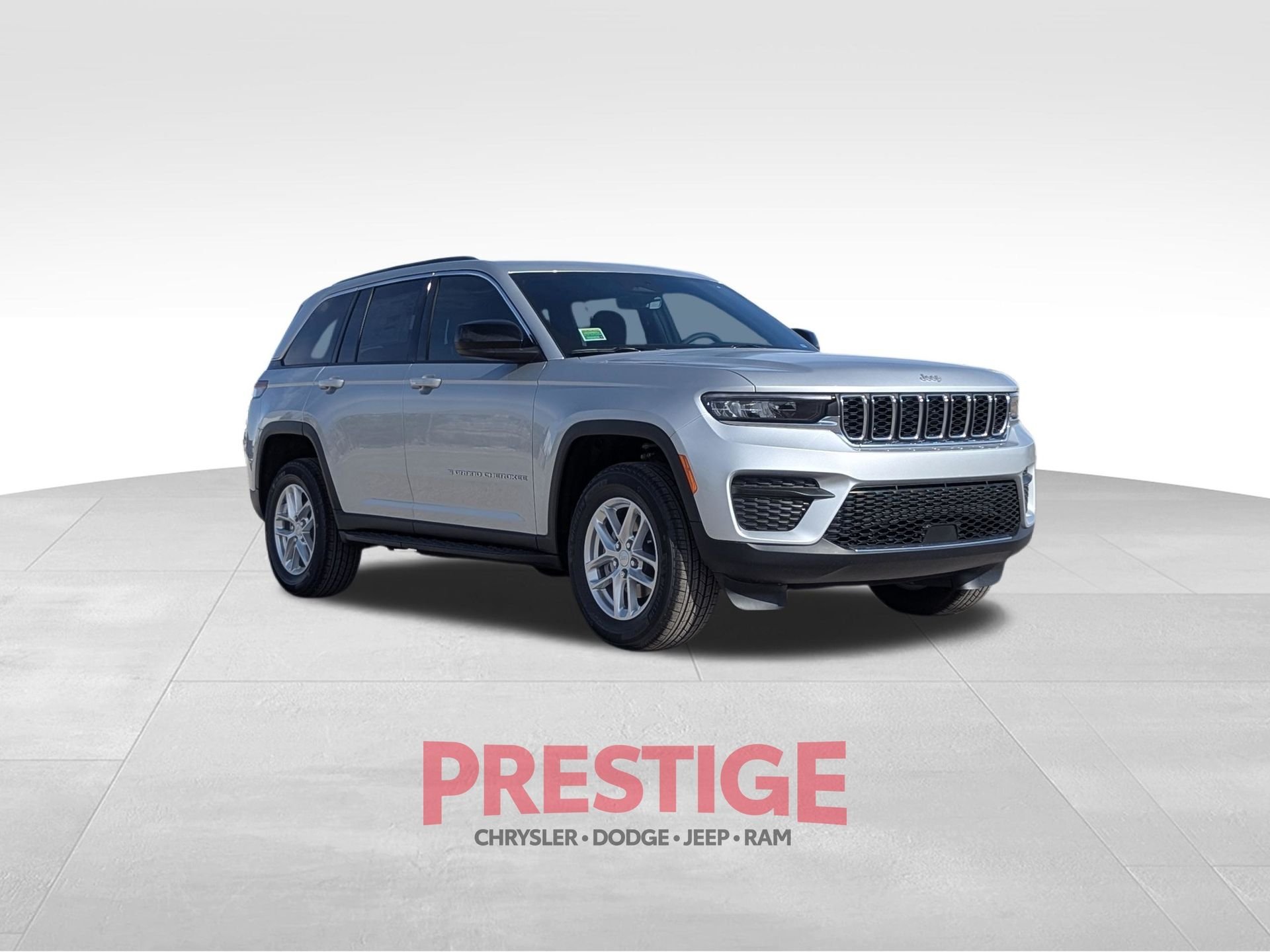 New 2026 Silver Zynith Exterior Paint Jeep Laredo X image 3