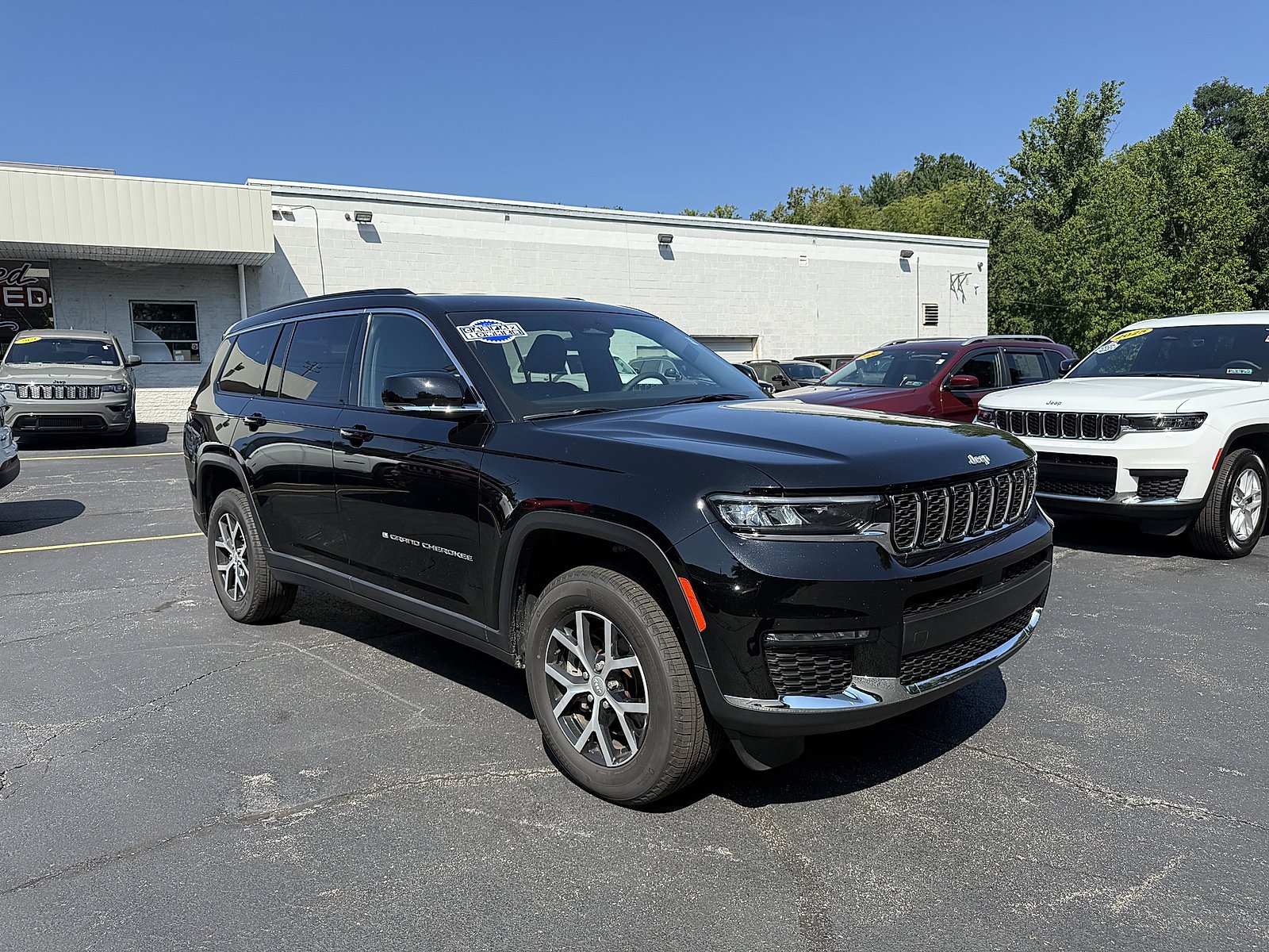 Used 2025 Diamond Black Crystal Pearlcoat Jeep Limited image 19