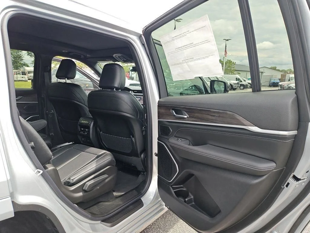 New 2026 Silver Zynith Exterior Paint Jeep Limited Reserve image 36