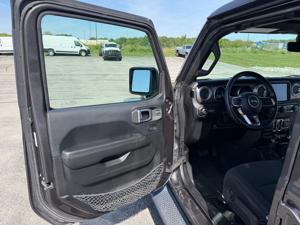 Used 2019 Granite Crystal Metallic Clearcoat Jeep Sahara image 9