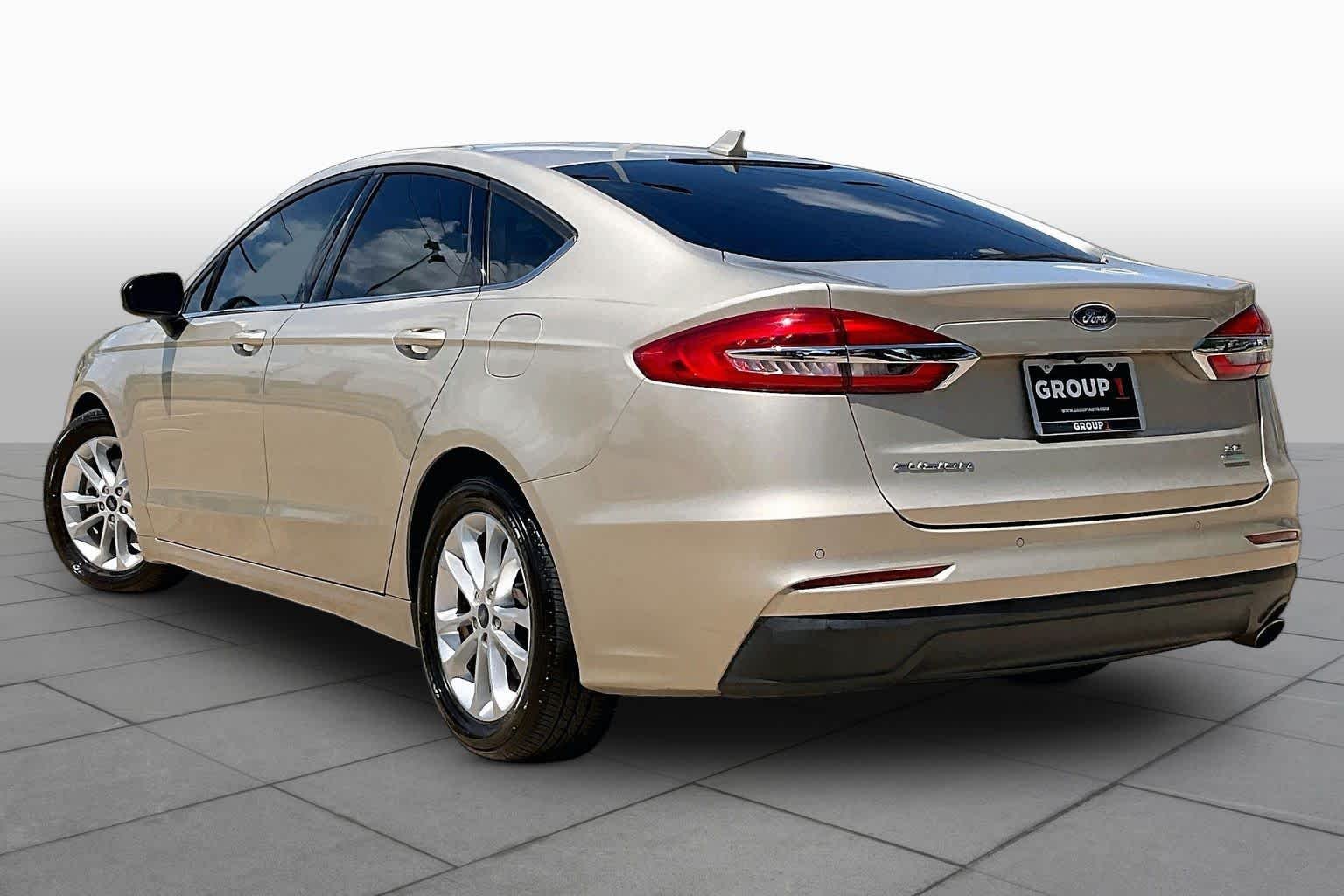 Used 2019 White Gold Metallic Ford SE image 12