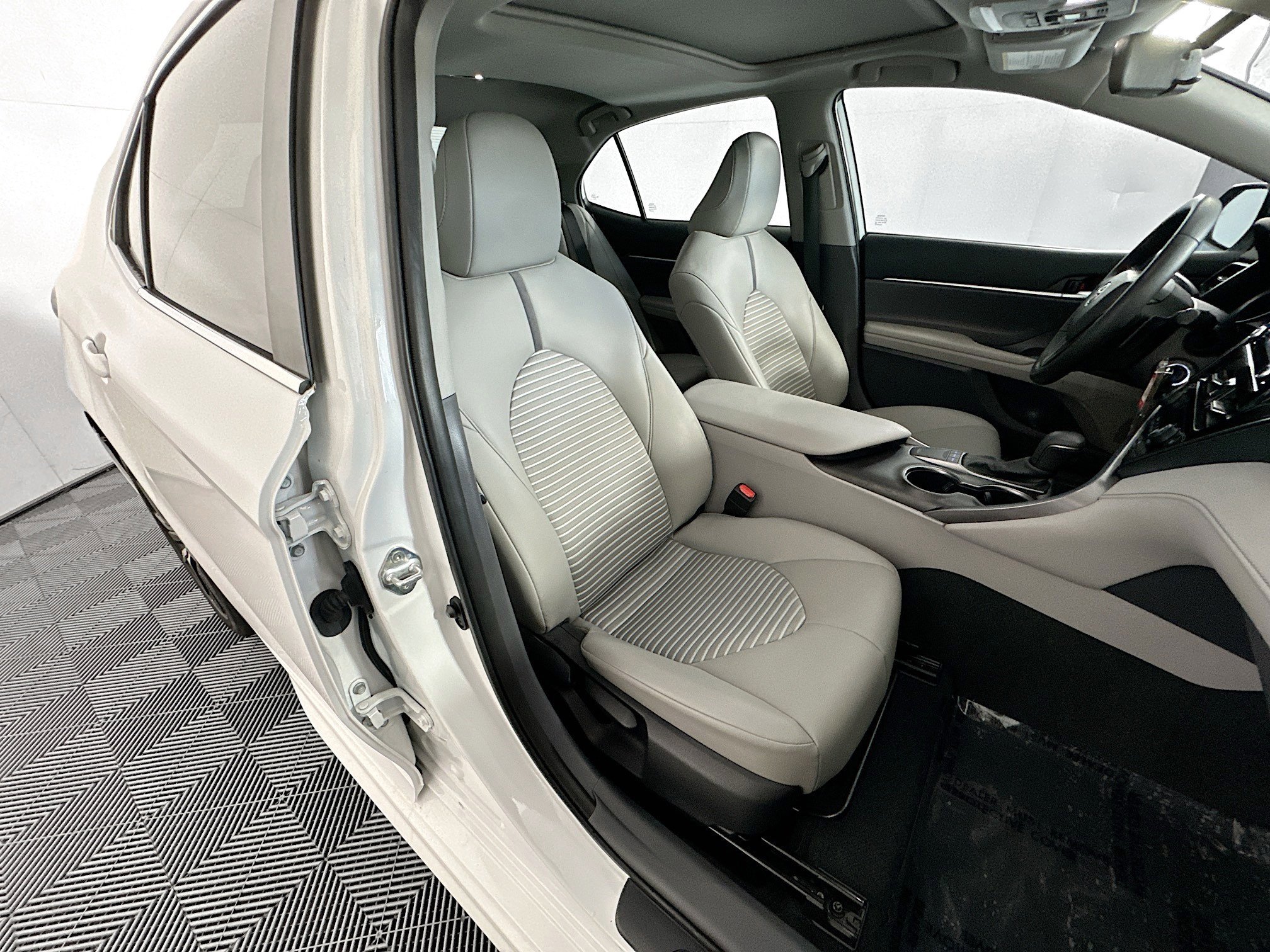 Used 2023 Ice Toyota SE image 27