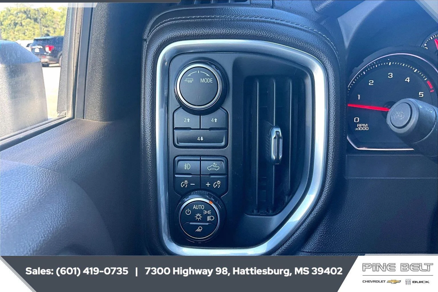 Used 2021 SUMMIT WHITE Chevrolet LT image 23