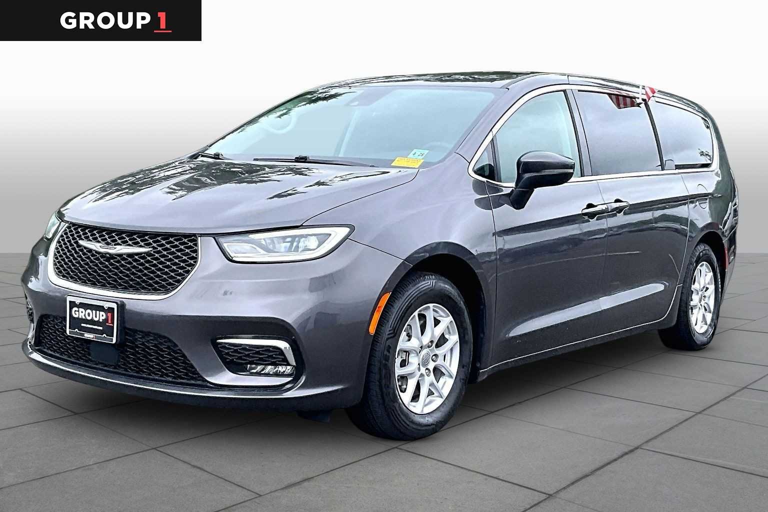 2023 Chrysler Pacifica Touring L's photo