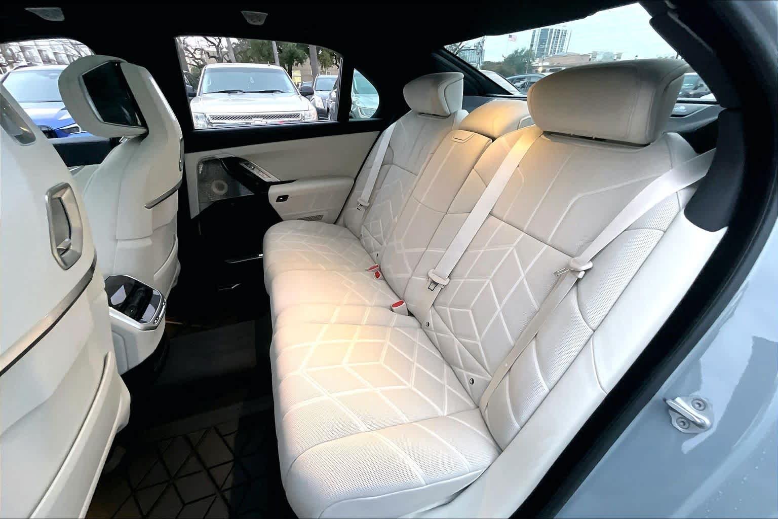 2025 BMW i7 50 - Photo 18