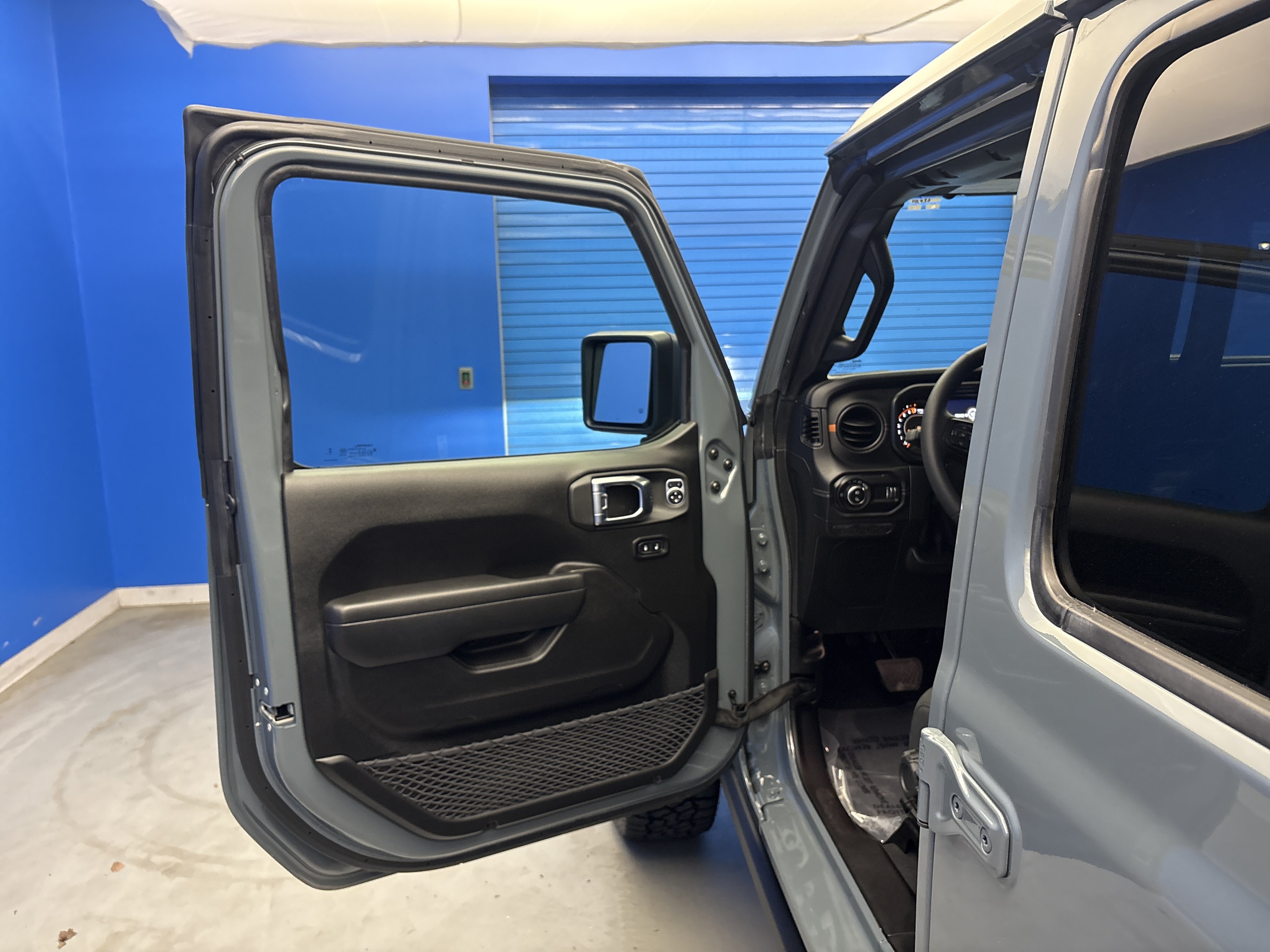 Used 2025 Anvil Clearcoat Jeep Mojave image 9
