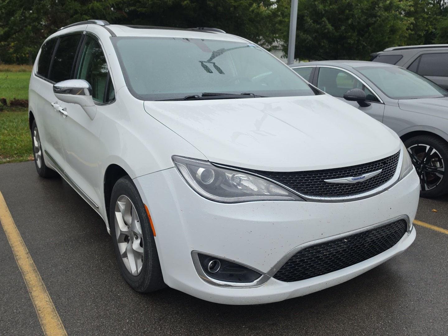 Used 2020 Bright White Clearcoat Chrysler Limited image 2