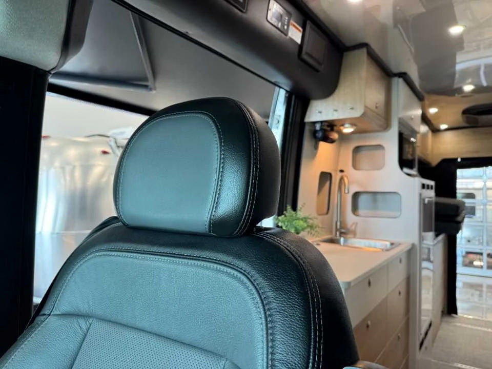 New 2027 BRIGHT SILVER METALLIC AIRSTREAM  image 40