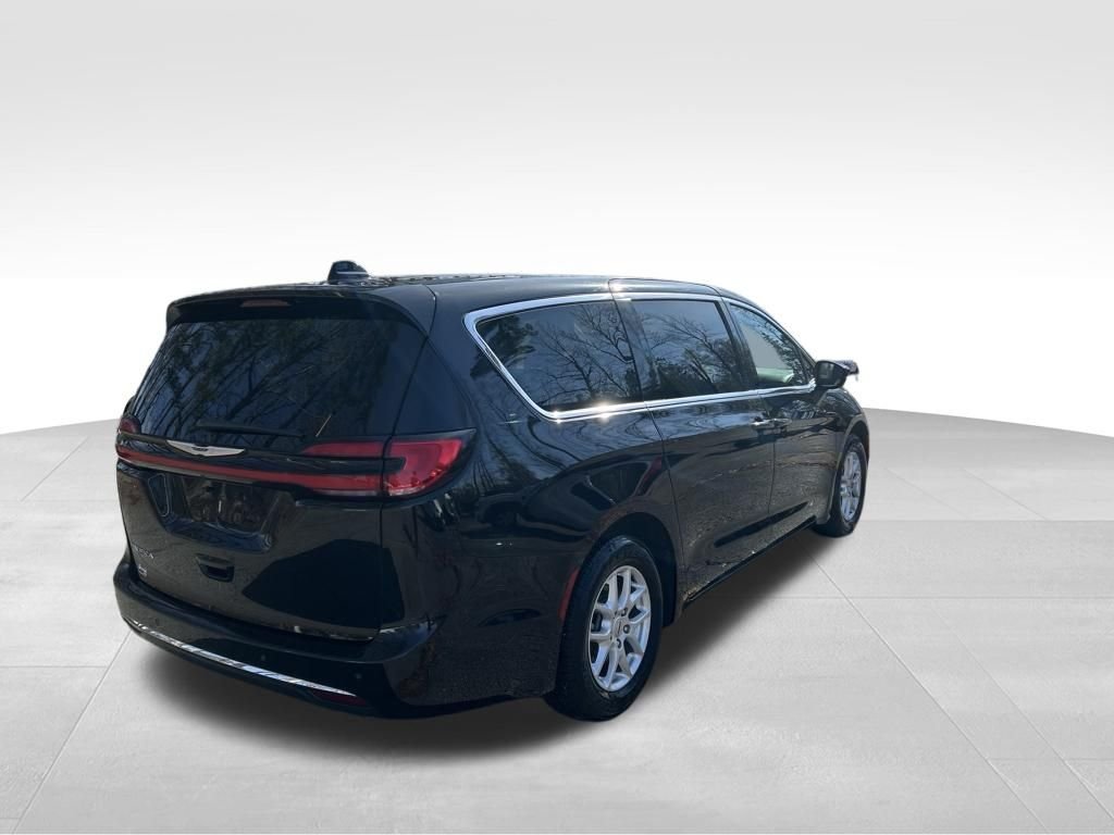Used 2025 Black Chrysler Select image 5