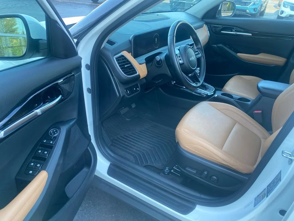 Used 2024 Snow White Pearl Kia EX image 17