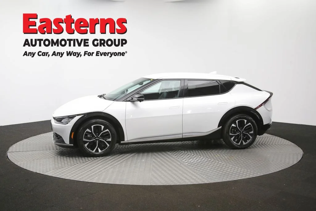 Used 2024 White Kia Wind image 61