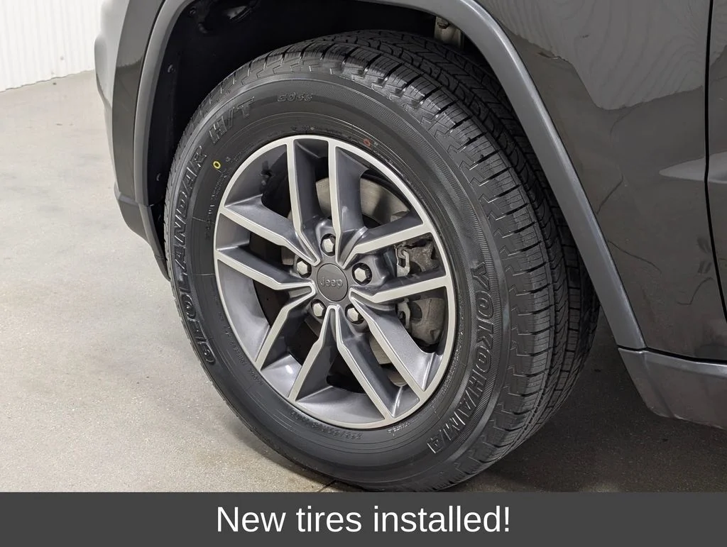 Used 2020 Diamond Black Crystal Pearlcoat Jeep Laredo image 2