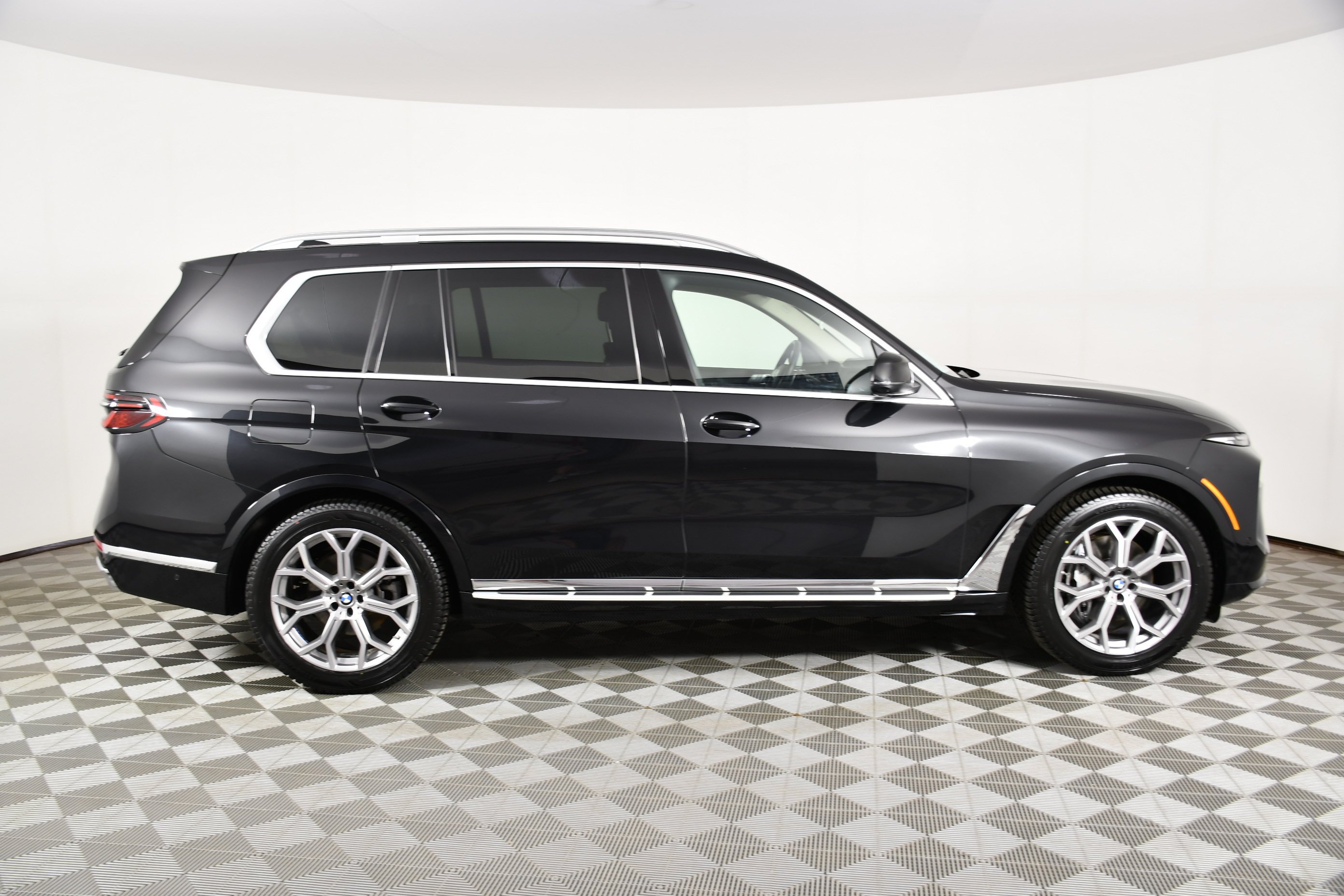 Used 2026 Black Sapphire Metallic BMW xDrive40i image 5