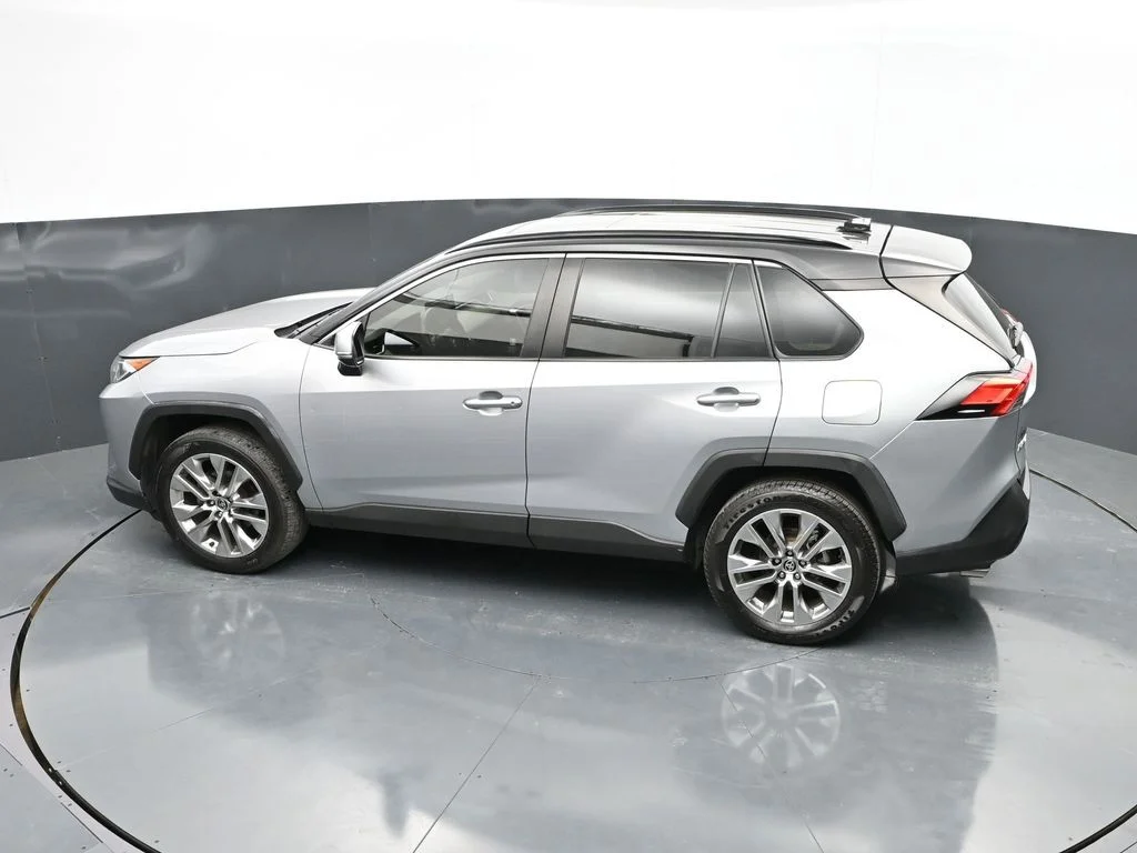 Used 2020 Silver Toyota XLE Premium image 42
