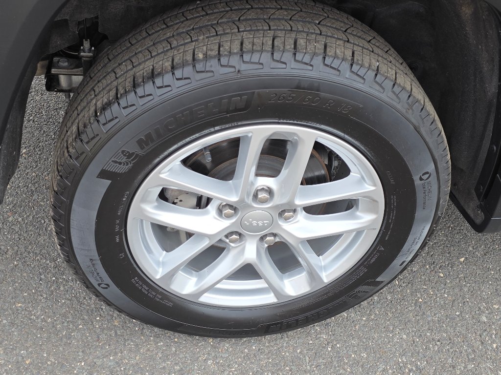 Used 2025 Diamond Black Crystal Pearl Coat Jeep Laredo X image 28