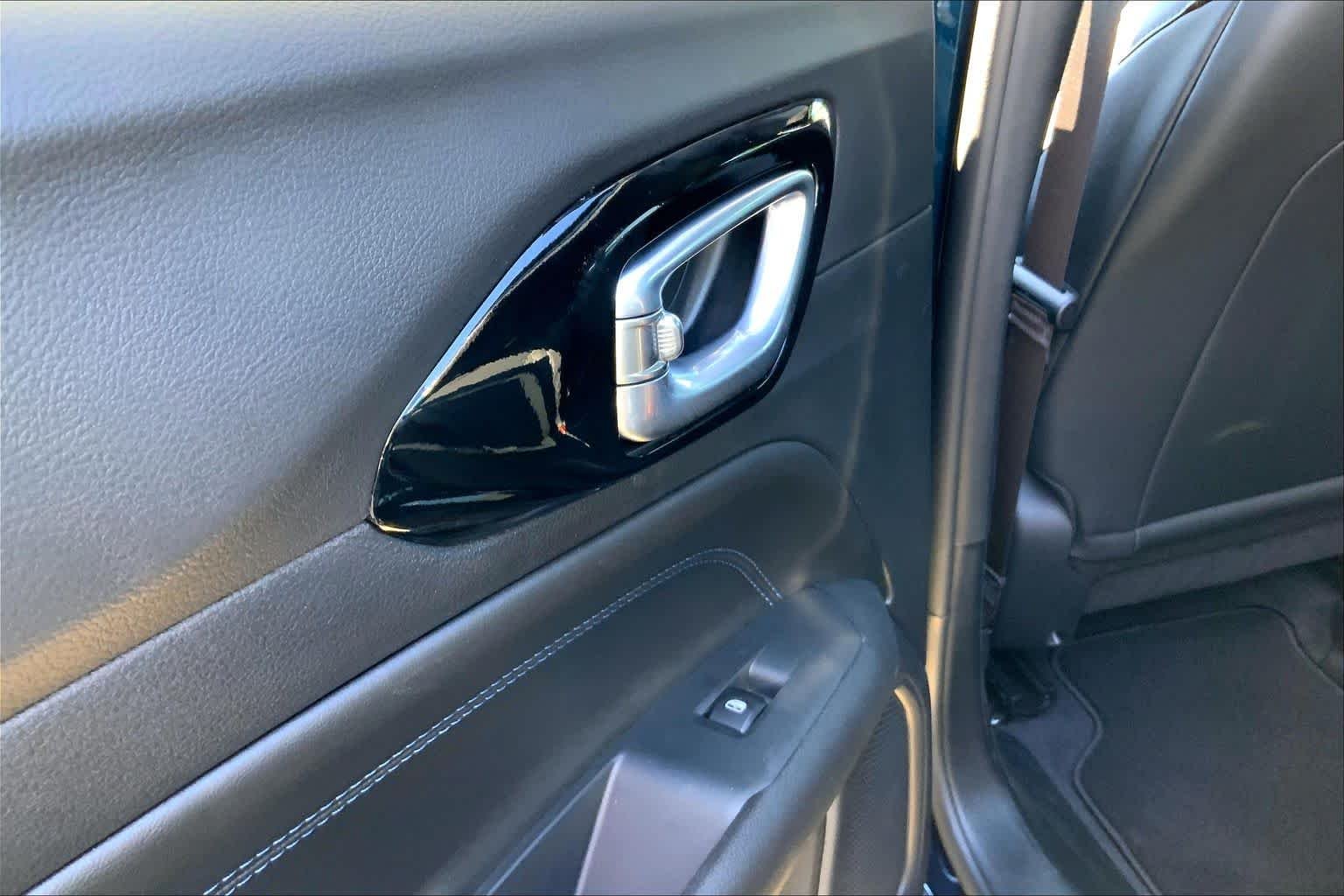 New 2026 Fathom Blue Pearl-Coat Exterior Paint Jeep Latitude image 18