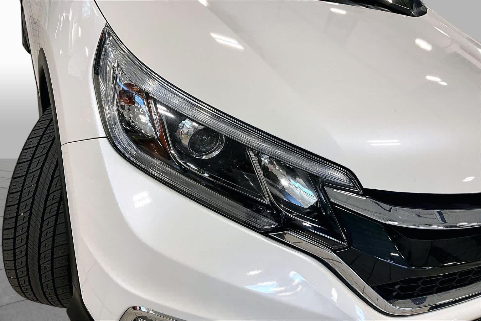 Used 2016 Alabaster Silver Metallic Honda Touring image 26