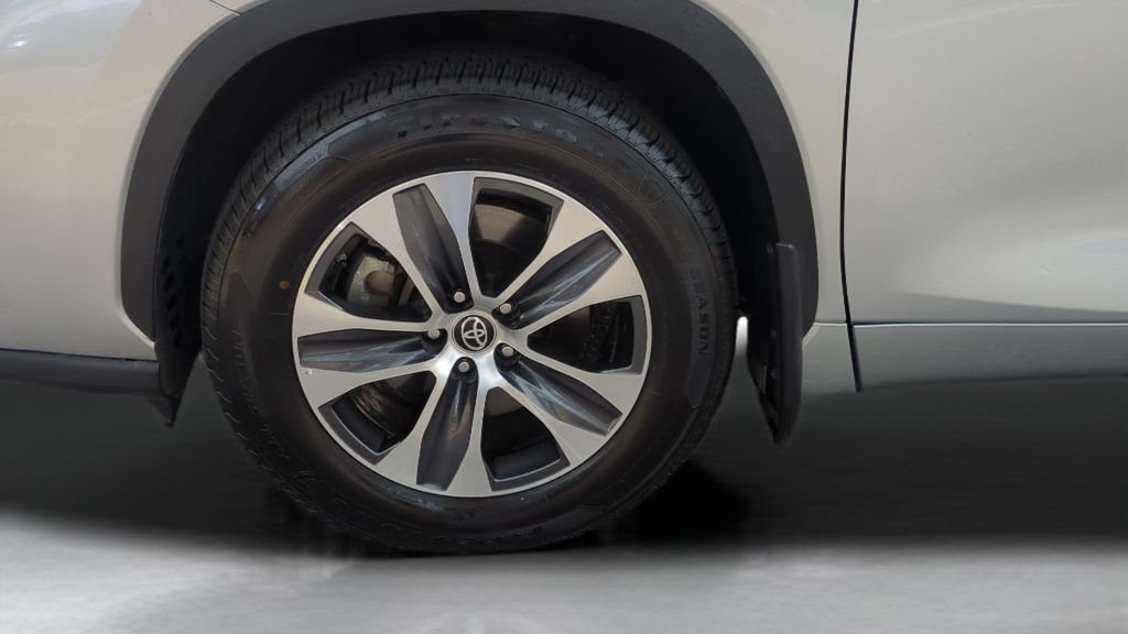 Certified Used 2024 Silver Toyota XLE image 27