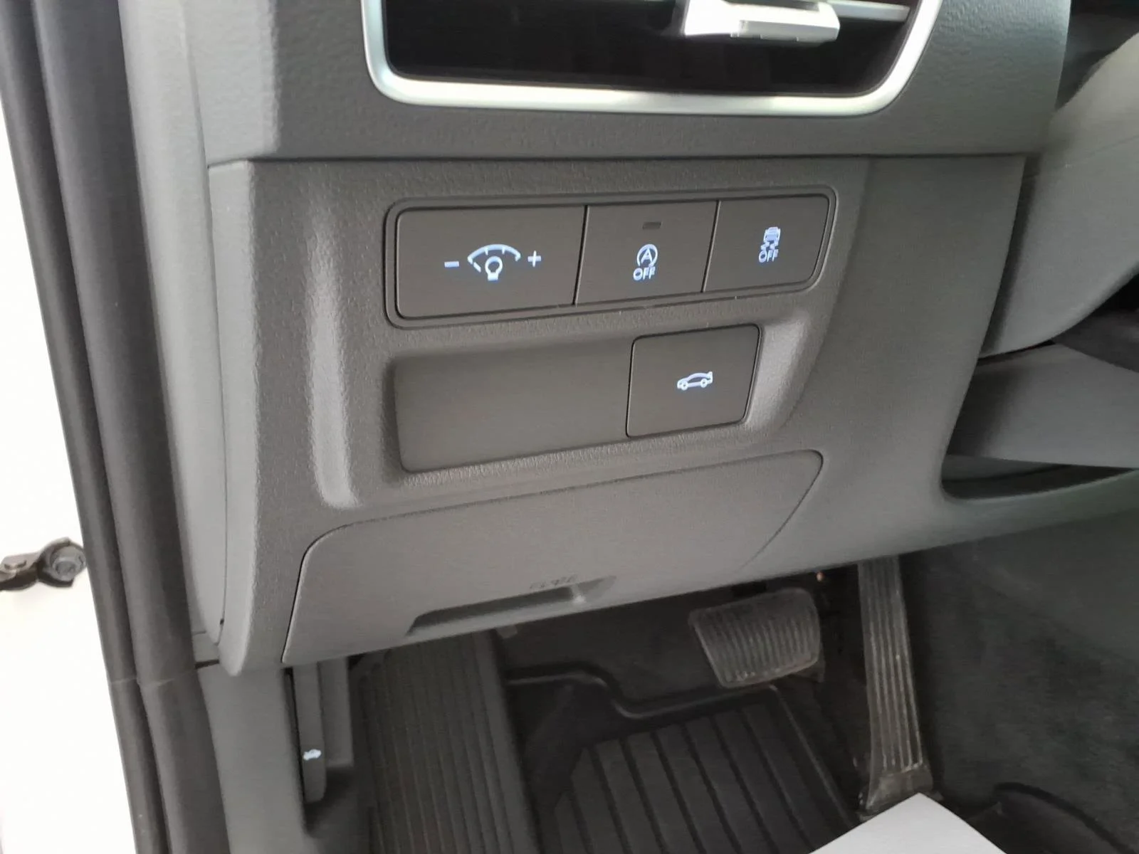 Used 2025 Serenity White Hyundai SE image 21