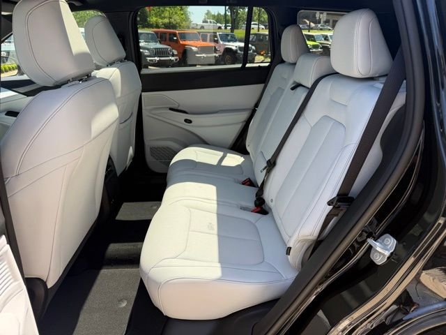New 2026 Diamond Black Crystal Pearl-Coat Exterior Paint Jeep Limited image 25
