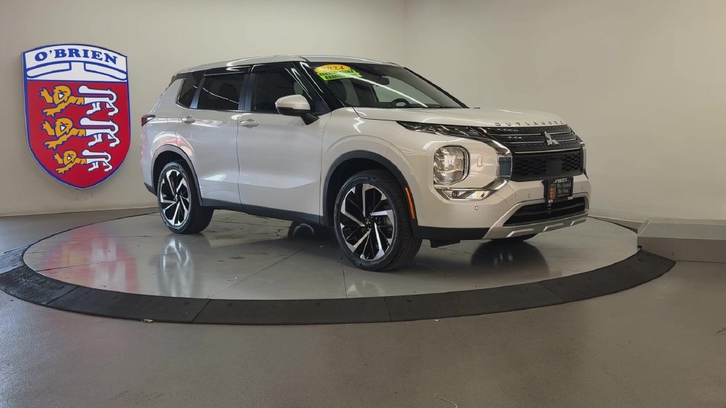 Used 2024 White Mitsubishi SE image 2