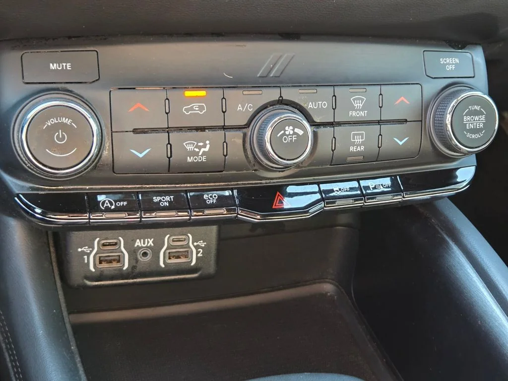 Used 2023 White Dodge SXT image 31