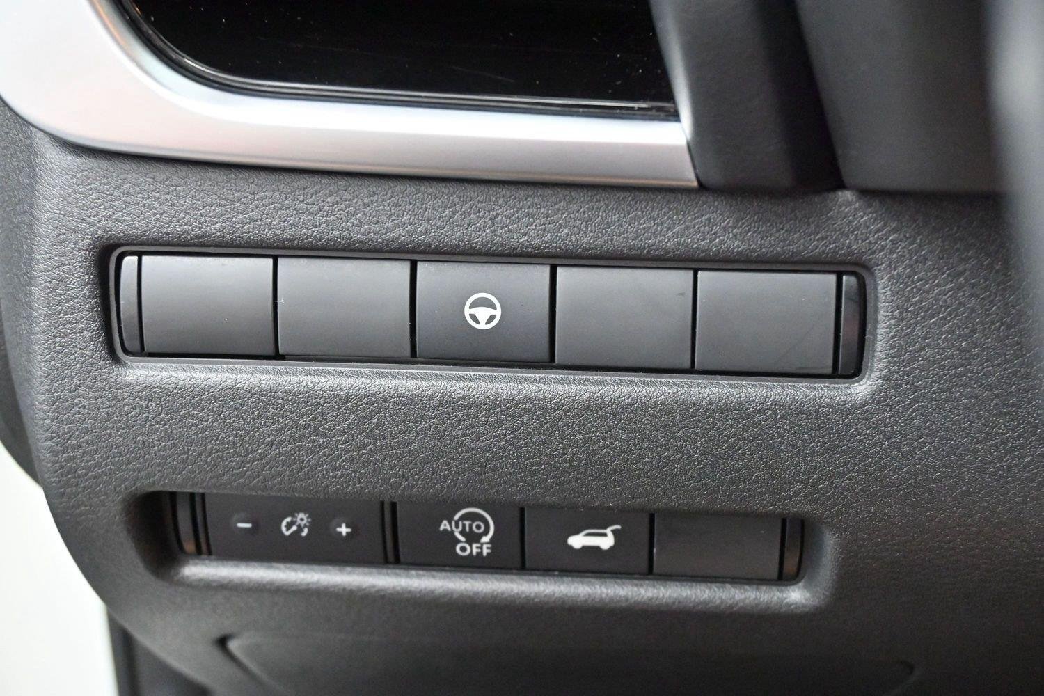 Used 2023 Pearl White Tricoat/Super Black Nissan SL image 22