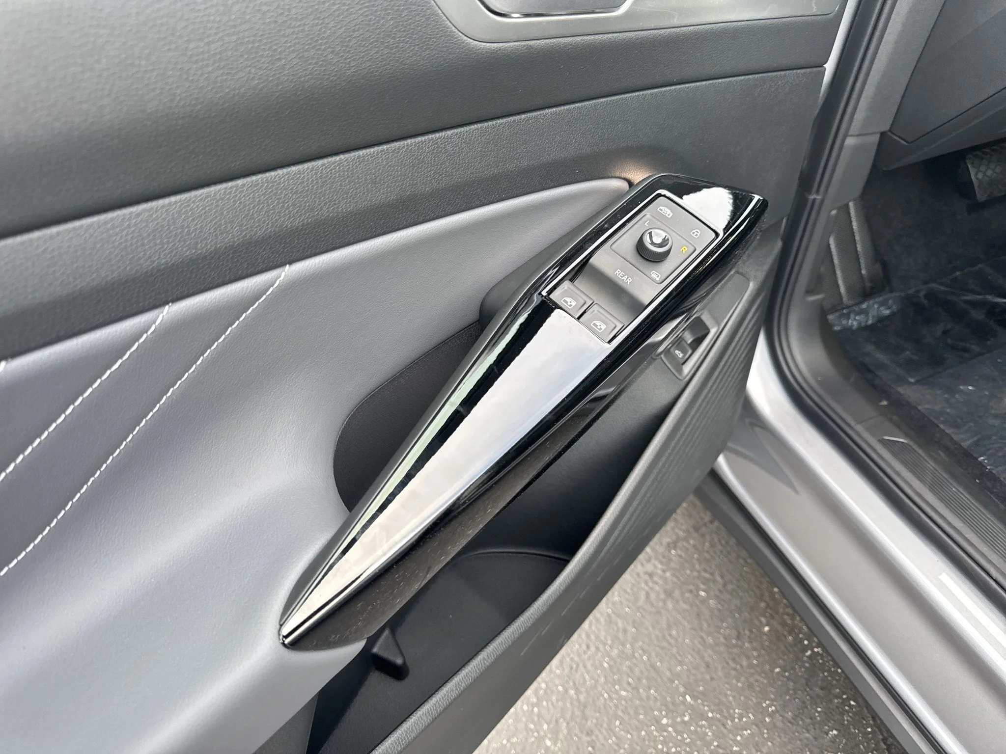 New 2026 Silver Mist Metallic Volkswagen Pro S image 13
