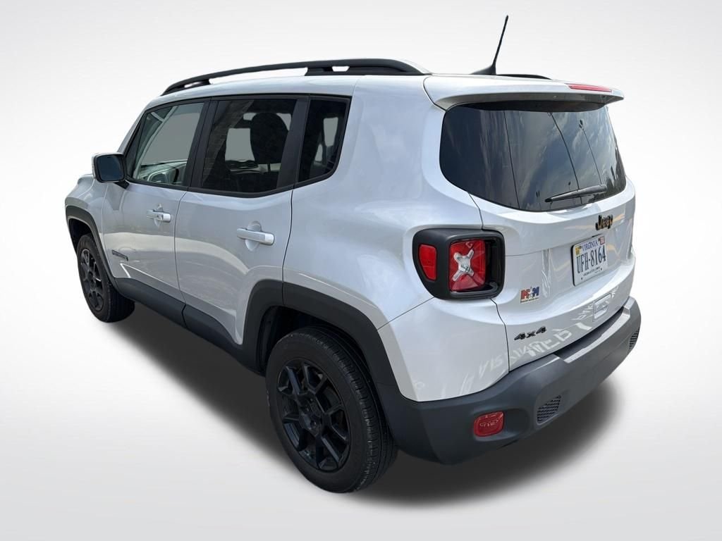Used 2019 Silver Jeep Latitude image 3