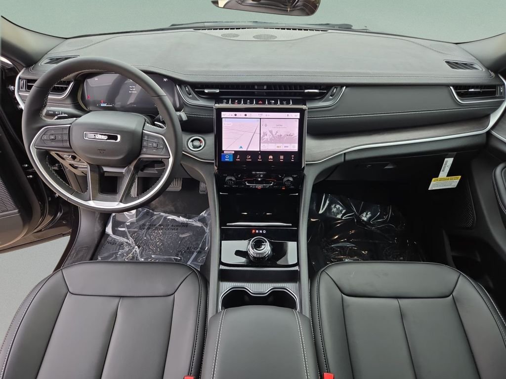 New 2025 Diamond Black Crystal Pearl-Coat Exterior Paint Jeep Limited image 18