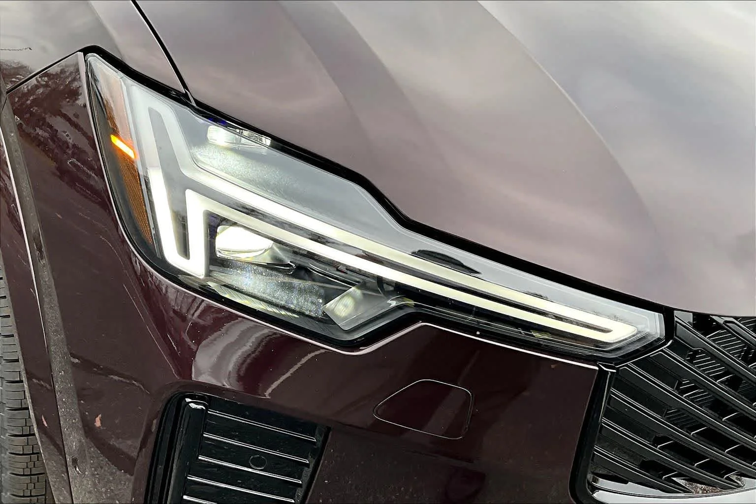 New 2026 MULBERRY RED Volvo Ultra Dark Theme image 15