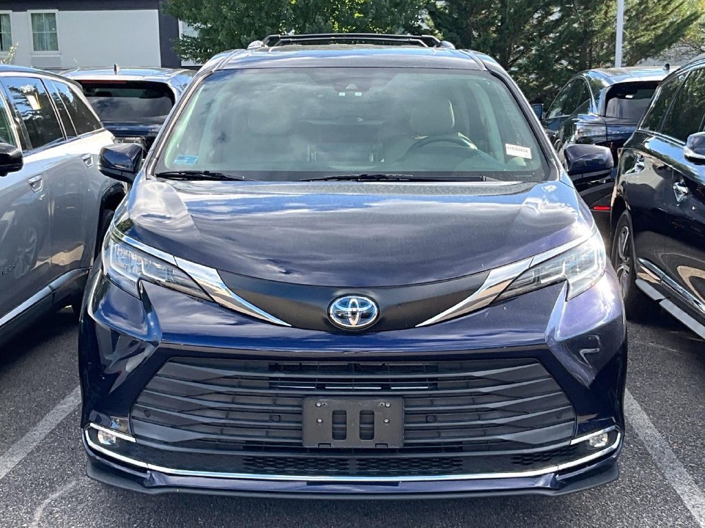 Used 2022  Toyota XLE image 2