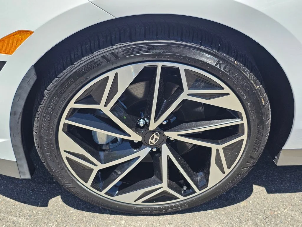 Used 2023 White Hyundai SEL image 8