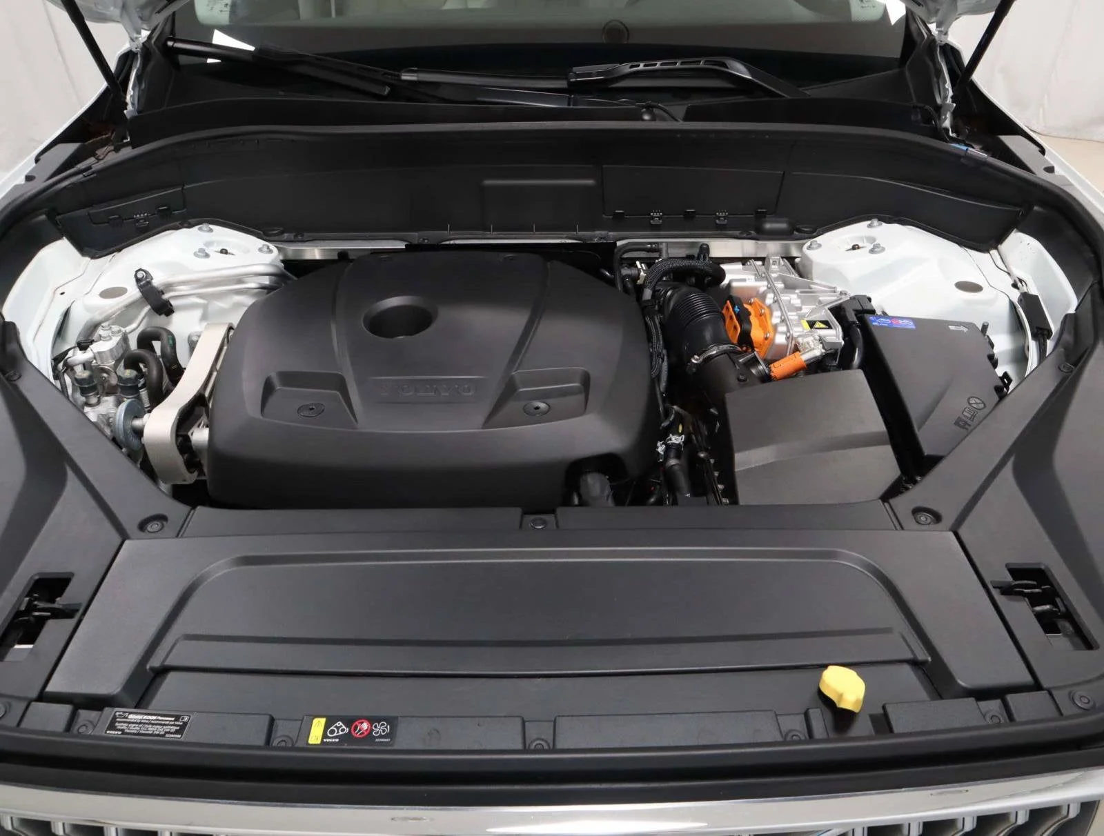 Used 2025 White Volvo Plus image 11