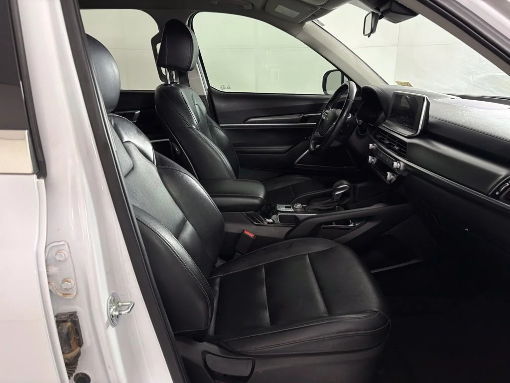 Used 2022 White Kia LX image 42