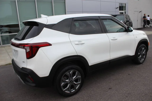 Used 2025 White Kia LX image 28