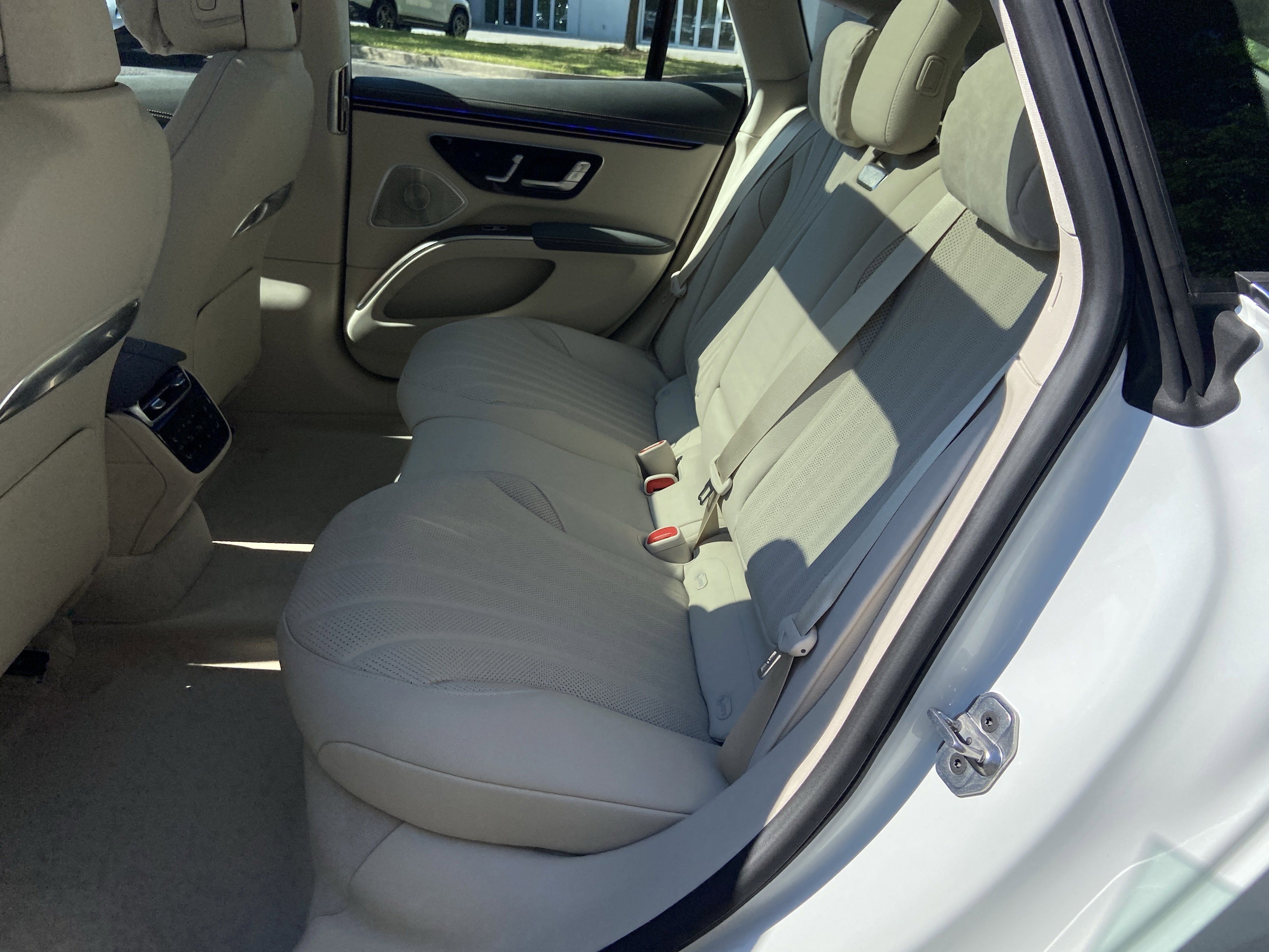 New 2026 MANUFAKTUR Moonlight White Metallic Mercedes-Benz EQS 450 4MATIC® Sedan image 39
