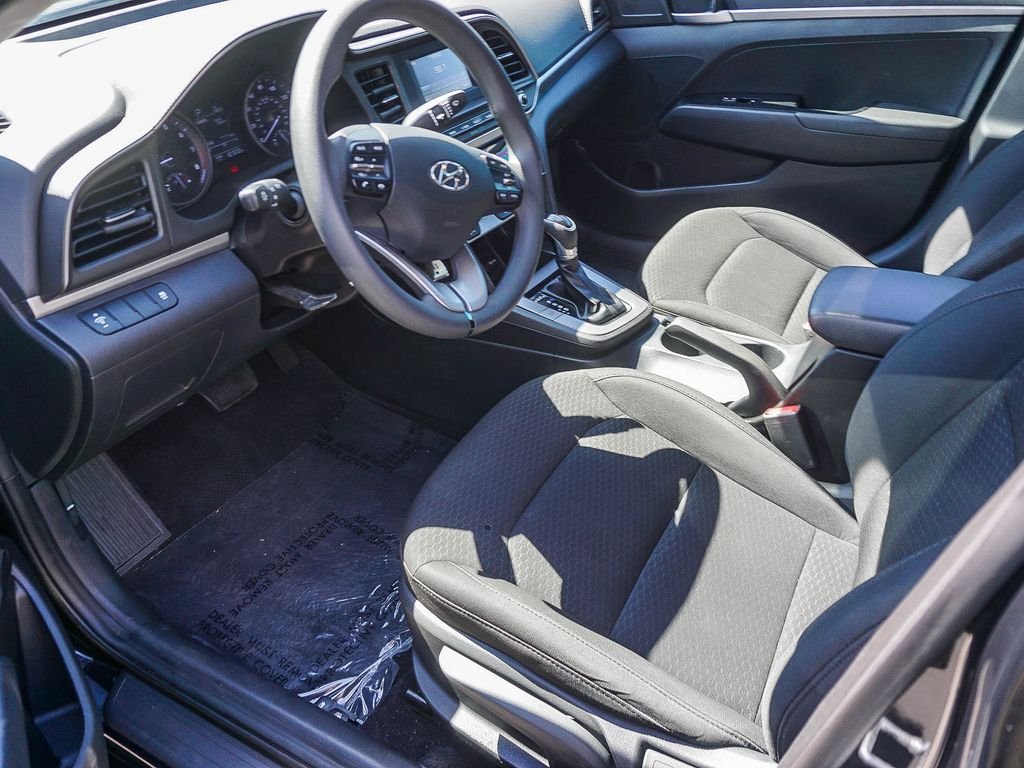 Used 2019 Black Hyundai SE image 17