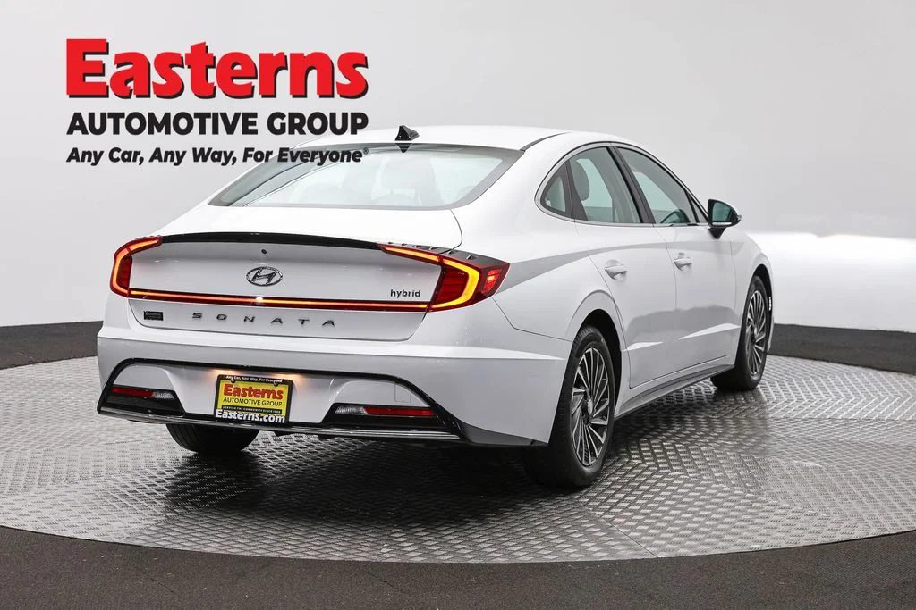 Used 2023 White Hyundai SEL image 4