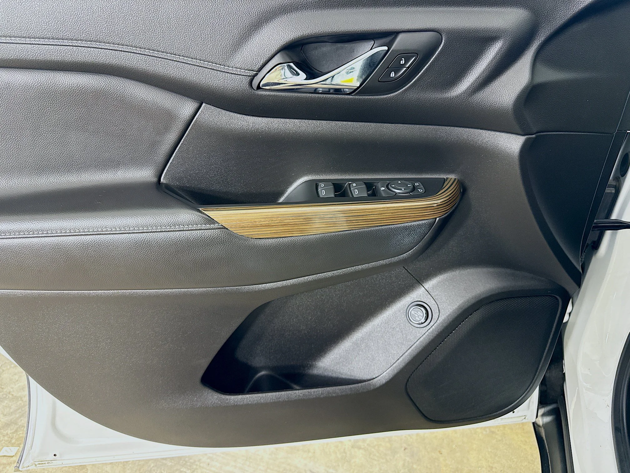 Used 2023 Summit White GMC SLE image 19