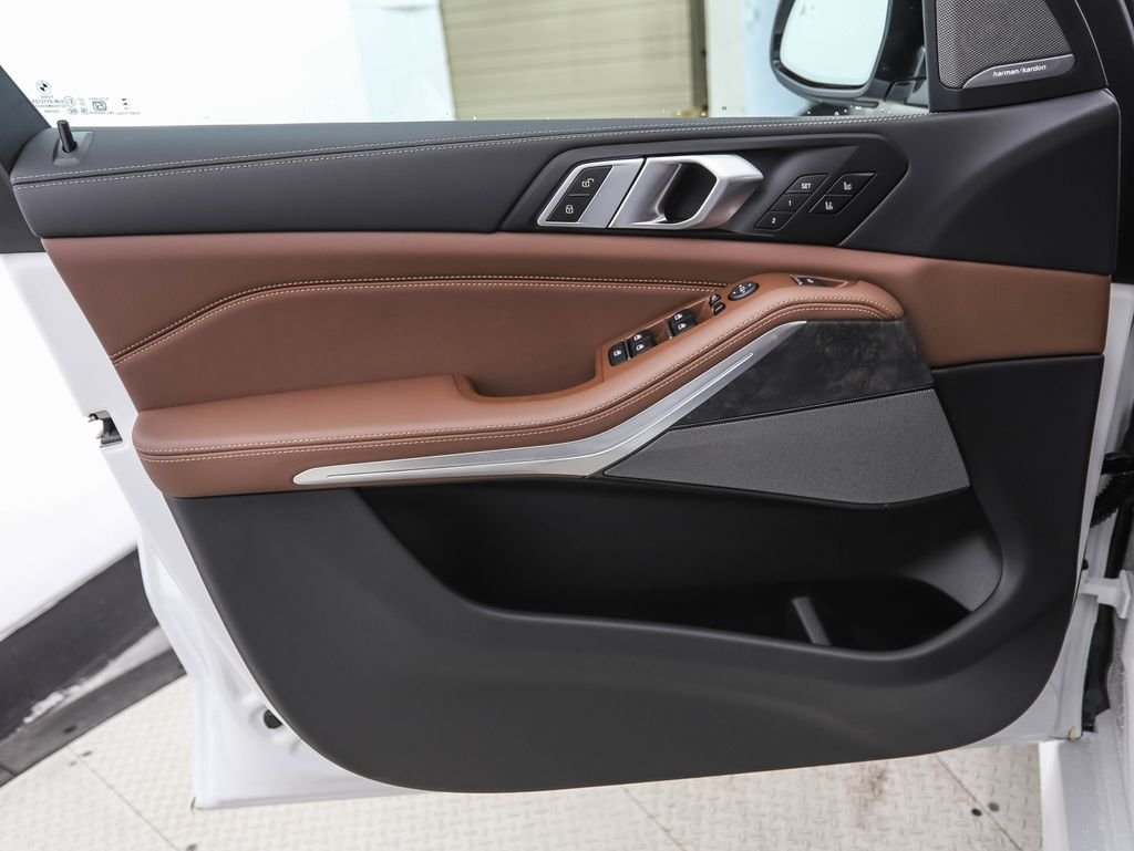 New 2026 White Metallic BMW xDrive40i image 9