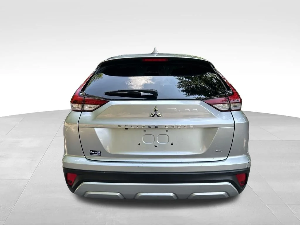 Used 2024 Silver Mitsubishi SE image 4
